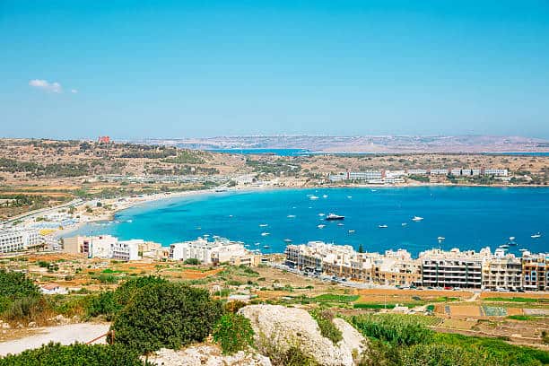 Vịnh Mellieha là bãi biển đầy cát và nổi tiếng ở Malta