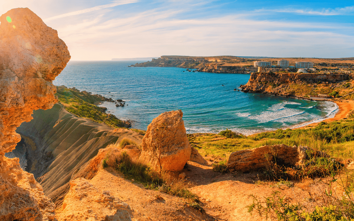 Malta được bao quanh bởi nhiều bờ biển xanh biếc