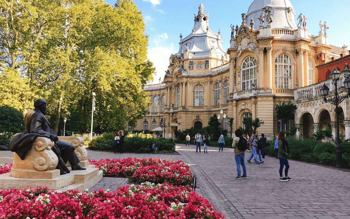 Tham gia cộng đồng người Việt tại Hungary